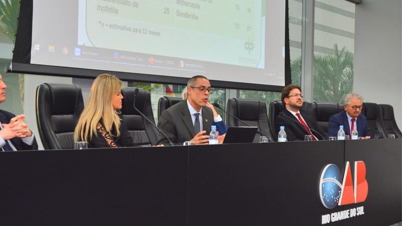 Defensor público palestra em Congresso de Direito e Saúde realizado pelo Cremers e ESA/RS