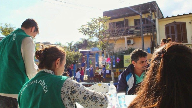 Porto Alegre (RS) – O bairro Bom Jesus, em Porto Alegre, recebeu na última quarta-feira (29), a visita do programa Defensoria Itinerante nas Comunidades. Com o auxílio da unidade móvel, a Defensoria Pública do Estado do Rio Grande do Sul (DPE/RS) prestou