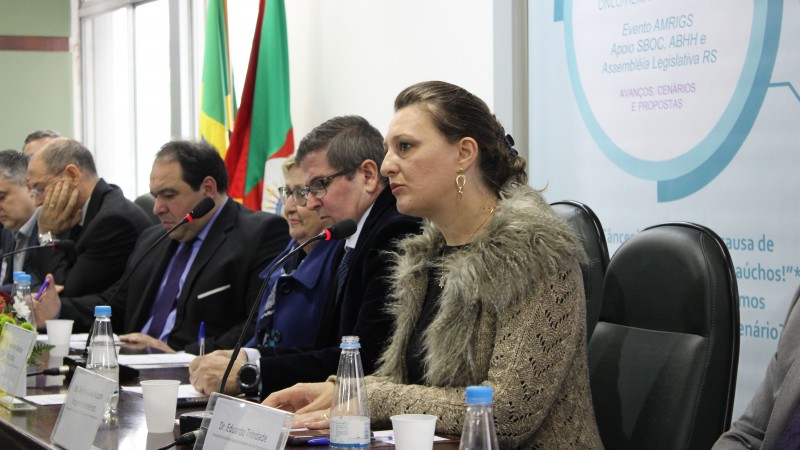 Porto Alegre (RS) – A defensora pública dirigente do Núcleo de Defesa da Saúde, Regina Célia Rizzon Borges de Medeiros, participou, no dia 28 de junho, do II Fórum Multidisciplinar de Políticas Públicas de Oncologia-Hematologia do Rio Grande do Sul. O eve