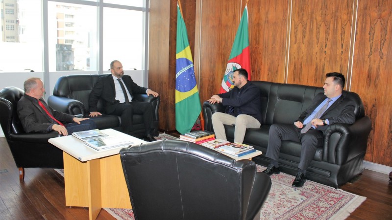 Porto Alegre (RS) – O defensor público-geral do estado do Rio Grande do Sul, Cristiano Vieira Heerdt, recebeu, na última quarta-feira (31), a visita institucional do novo presidente da Fundação de Atendimento Sócio-Educativo (FASE), Farelo Almeida, e do s