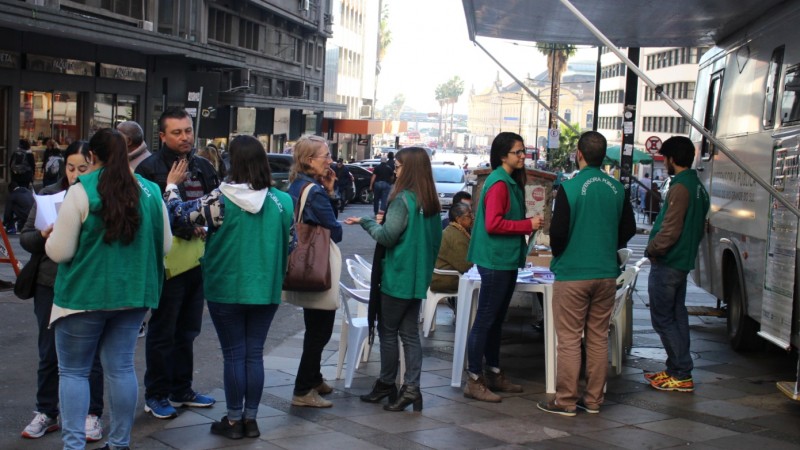 Porto Alegre (RS) – A Defensoria Pública do Estado do Rio Grande do Sul (DPE/RS), com sua unidade móvel, realizou na última terça-feira (6) um mutirão de orientação jurídica e educação em direitos, alusivo ao Dia dos Pais, na Esquina Democrática (centro d