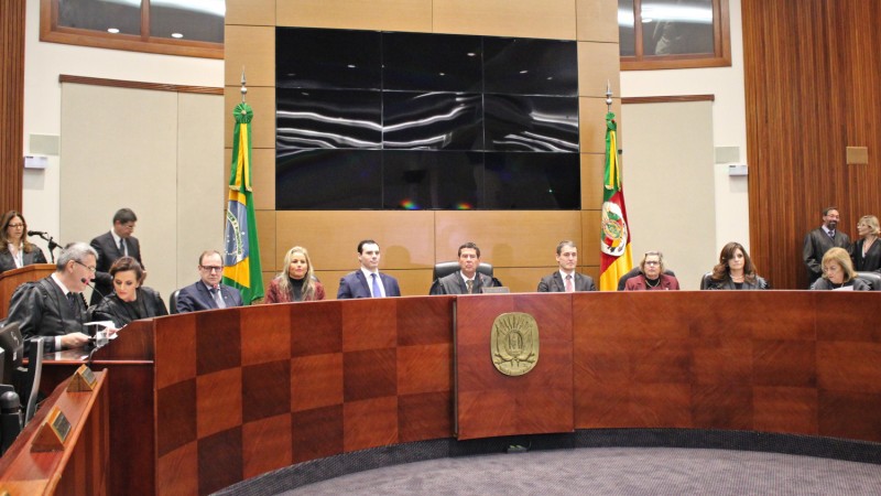 Defensora pública prestigia a posse de quatro novos desembargadores