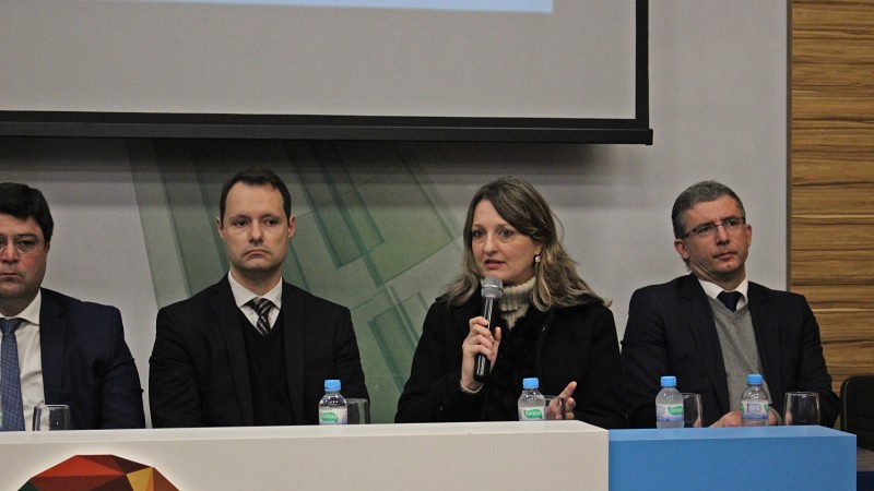 Dirigente do Nuds apresenta projeto da Defensoria Pública para prefeitos em encontro da Famurs