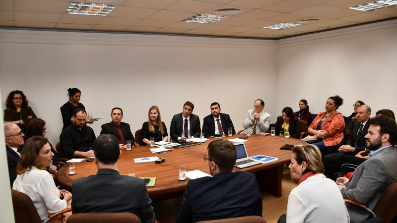 Mesa de reunião com os integrantes do grupo criado para propor alternativas à crise no sistema prisional gaúcho