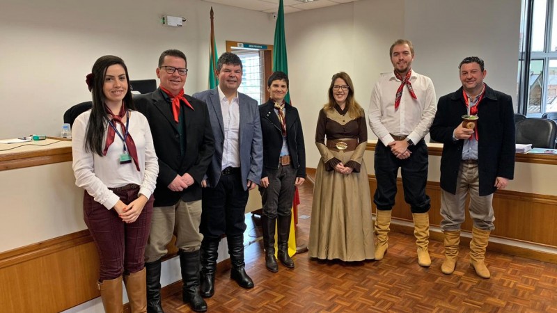 Júri em Torres faz alusão à Semana Farroupilha. Magistrada, defensor e advogados e servidores se vestiram com roupas gauchescas