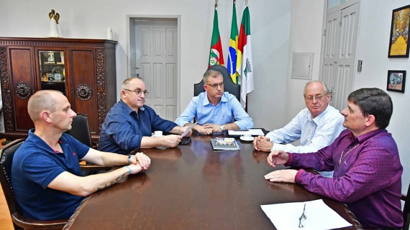 O convite foi realizado a Waldemar Menchik Jr pelo prefeito do município, Jacques Barbosa, acompanhado do vice, Bruno Hesse, do secretário de educação, Valdemir Roepke, e do secretário da cultura, Cleber Warpechowski.