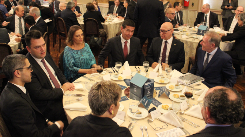 Porto Alegre (RS) – O defensor público-assessor jurídico, Rafael Rodrigues da Silva Pinheiro Machado, prestigiou, no dia 10 de outubro, o lançamento da Central de Registros de Imóveis, o CRI. O evento ocorreu na sede da Federasul em Porto Alegre e contou 
