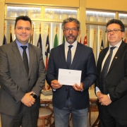 Entrega de convite a deputados estaduais