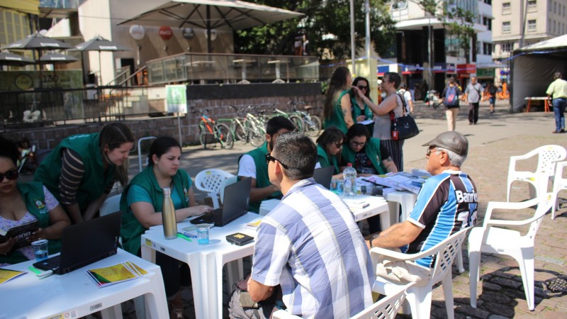 Porto Alegre (RS) - A Defensoria Pública do Estado do Rio Grande do Sul (DPE/RS), com sua unidade móvel, promoveu na última quarta-feira (20), um mutirão alusivo ao Dia da Consciência Negra, no Largo Glênio Peres, centro de Porto Alegre. Com apoio da defe