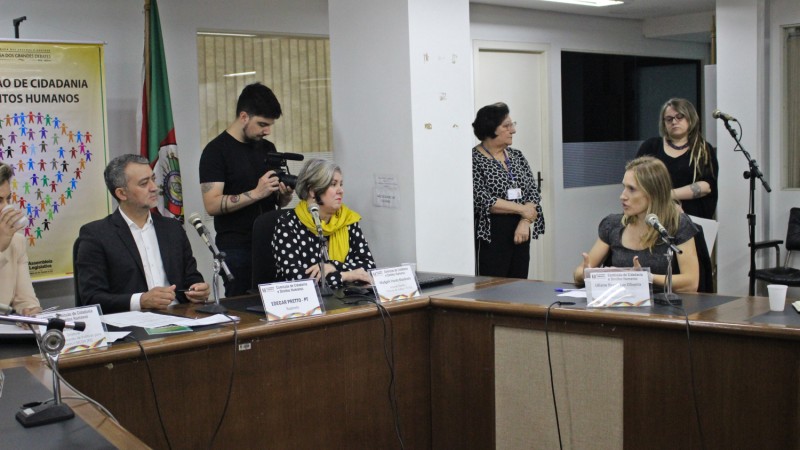 Dirigente do Nudem participa de audiência pública que debateu a reeducação de agressores de mulheres