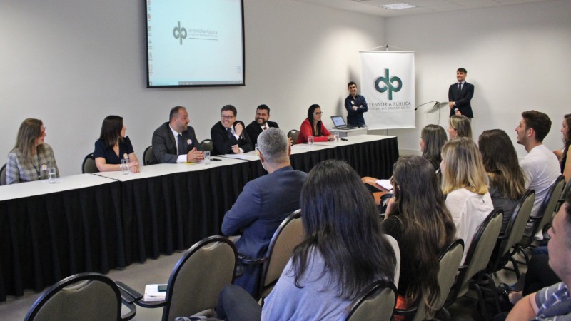 Mesa de abertura do Encontro dos Estagiários da DPE com diversas autoridades da instituição
