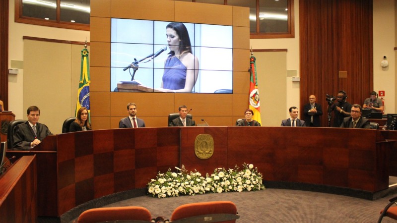 Foto da mesa no tribunal de justiça do Rio Grande do Sul.