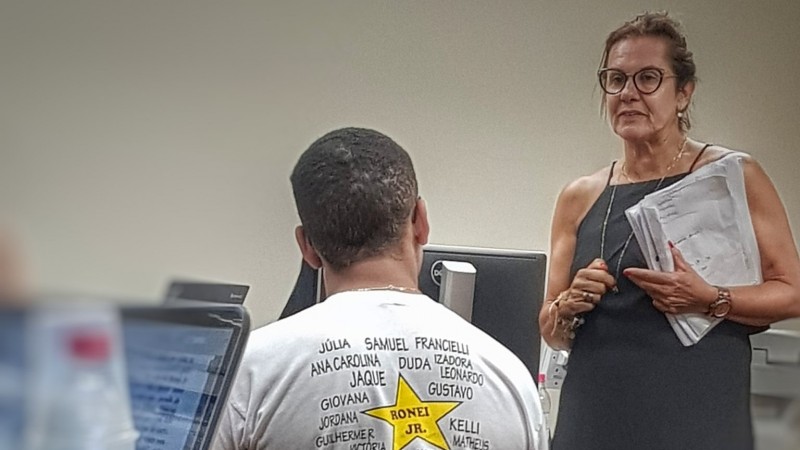 defensora pública conversando com testemunha