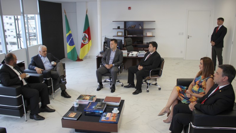 Defensor Público-Geral recebe visita do Presidente da OAB/RS em seu gabinete