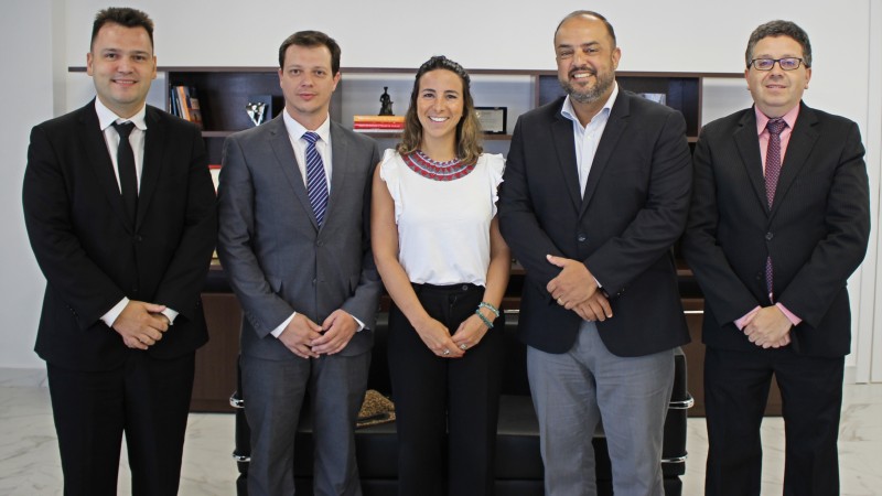 Defensoria Pública assina termo de cooperação técnica com o Sindiregis para acesso à Central de Registro Civil. Na foto, estão representantes da Defensoria e do Sindiregis