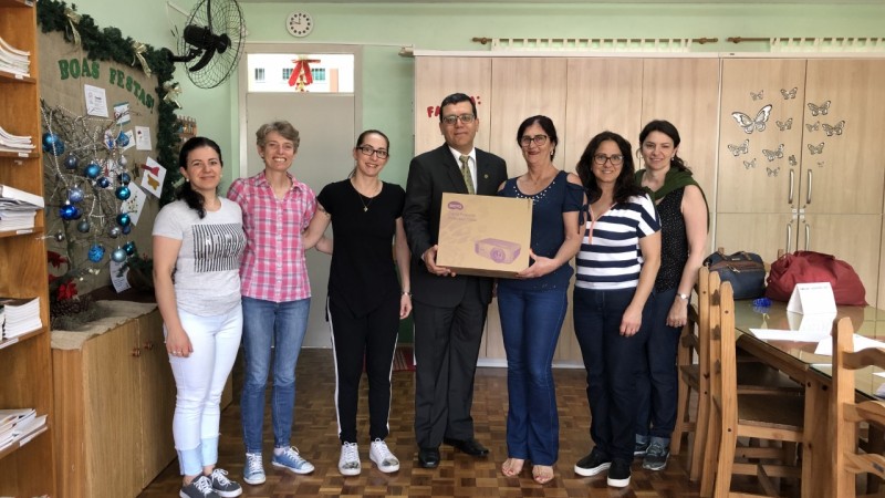 Defensoria Pública Regional de Antônio Prado entrega computador e projetor para escolas