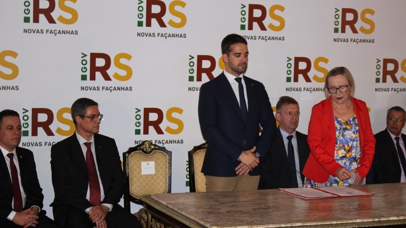Defensor público prestigia assinatura de termo aditivo que repassará verbas a 163 hospitais do RS