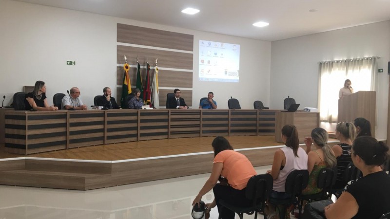 Defensor público palestra em curso de capacitação de conselheiros tutelares na comarca de Rodeio Bonito