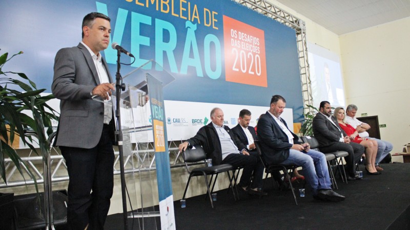 Na Assembleia de Verão da Famurs, defensor público fala sobre soluções extrajudiciais na área da saúde e educação infantil