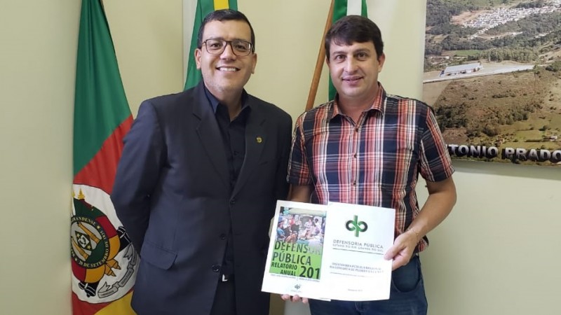 Defensor público entrega Relatório Anual de 2019 da Defensoria Pública para prefeito de Antônio Prado