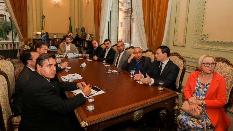 Na imagem, chefes dos poderes estão reunidos em uma mesa no Palácio Piratini