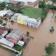 Foto aérea da Praça da Santinha, no bairro Navegantes, dá dimensão da cheia na cidade