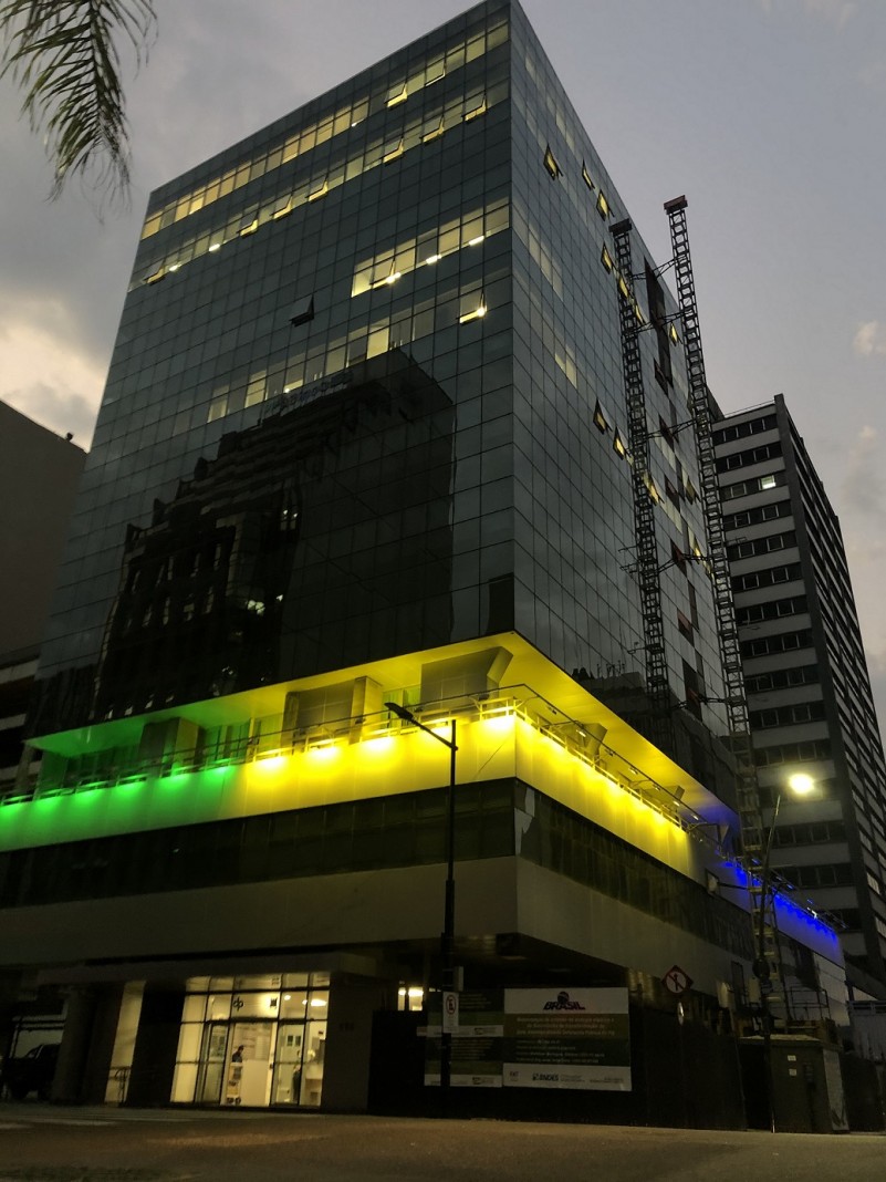 predio sede amarelo, verde e azul