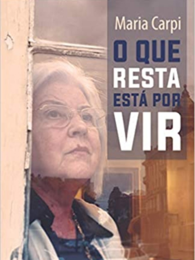 Capa do livro com a imagem da escritora olhando pela janela,e os dizeres são: Maria Carpi - O que resta está por vir.