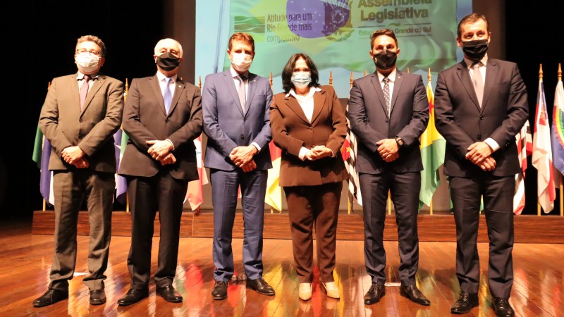 Foto posada com Antonio Flávio de Oliveira, Francisco José Moesch, Ernani Polo, Damares Alves, tenente coronel zucco, fabiano dallazen