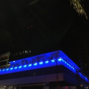 Prédio-sede iluminado de azul