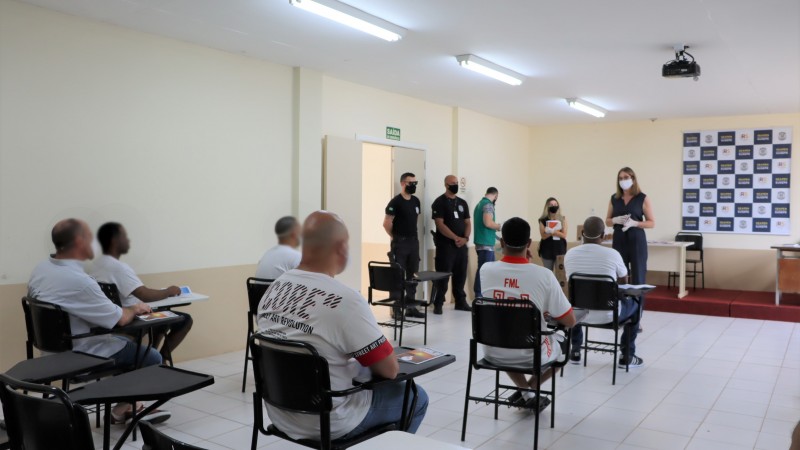 Manual da Liberdade elaborado pela Defensoria Pública é distribuído na Penitenciária de Arroio dos Ratos