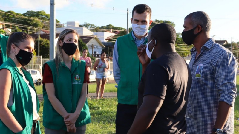 Defensores públicos conversam com líder comunitário da Vila Cruzeiro