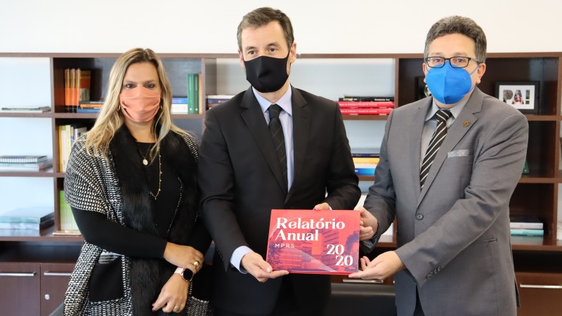 Antonio Flávio de Oliveira, Rafaela Consalter e Fabiano Dallazen posando para foto
