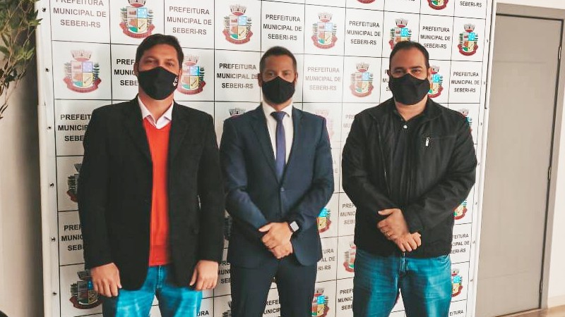 Defensor público Billi Cassiano Scherer com o prefeito de Seberi e o procurador municipal