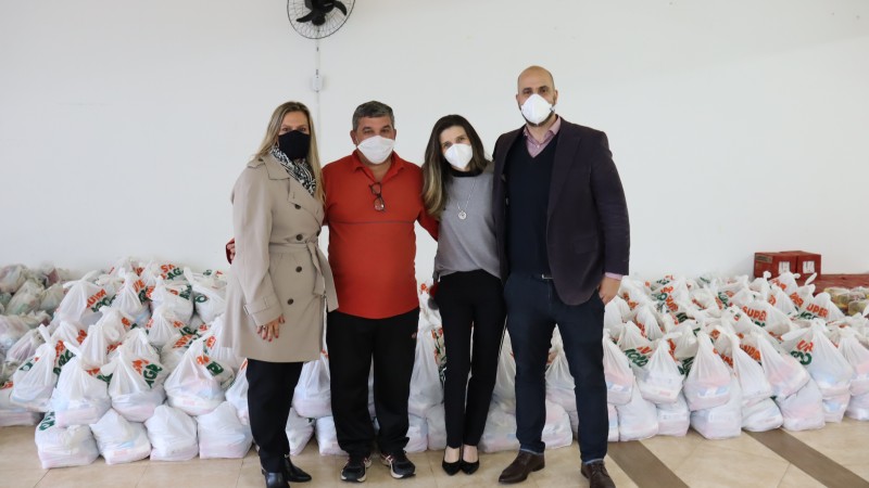 imagem de Rafaela, padre rudimar, maethe e mário