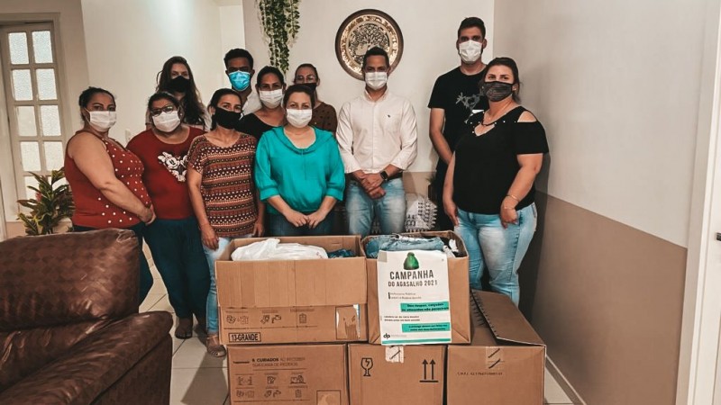 Dezenas de roupas, calçados, cobertores e alimentos foram entregues na última sexta-feira (20).