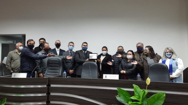 defensores e moradores de candiota posando para a foto segurando a placa de agradecimento