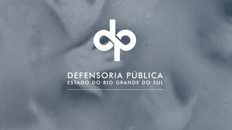 Durante a ação, a vítima foi agredida física e verbalmente, algemada e colocada em uma viatura