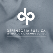 Durante a ação, a vítima foi agredida física e verbalmente, algemada e colocada em uma viatura