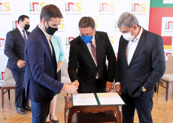 Defensor público-geral assinou o acordo com o governador Eduardo Leite e o prefeito Sebastião Melo.