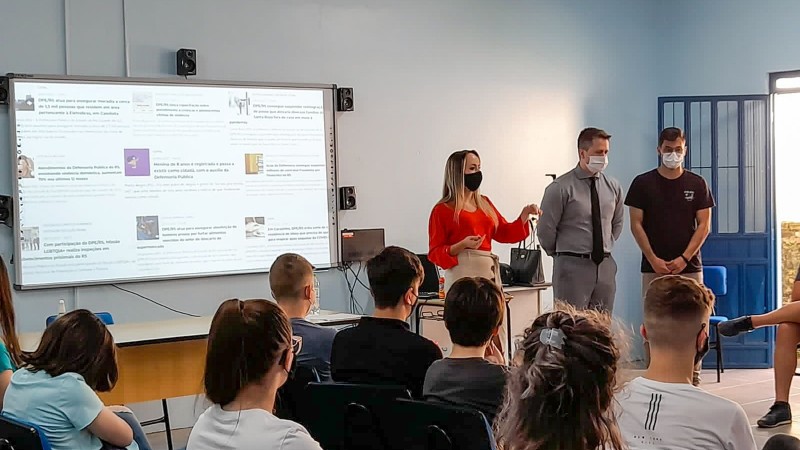 Em Três Passos, defensores públicos realizam atividade sobre educação em direitos com alunos de escola municipal