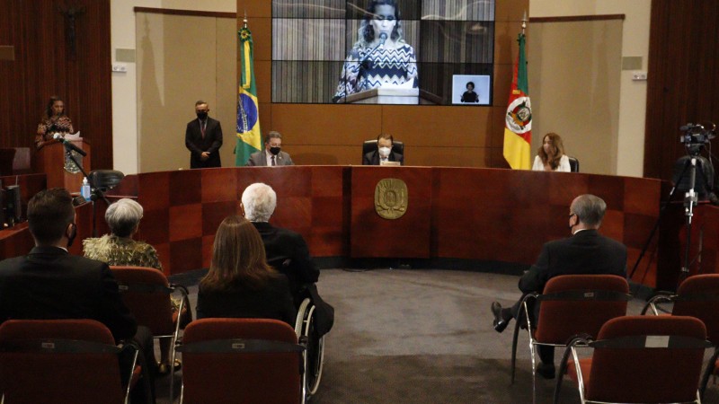 Defensor p&uacute;blico-geral comp&ocirc;s a mesa junto com o presidente do TJRS e representante da OAB.