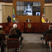 Defensor p&uacute;blico-geral comp&ocirc;s a mesa junto com o presidente do TJRS e representante da OAB.