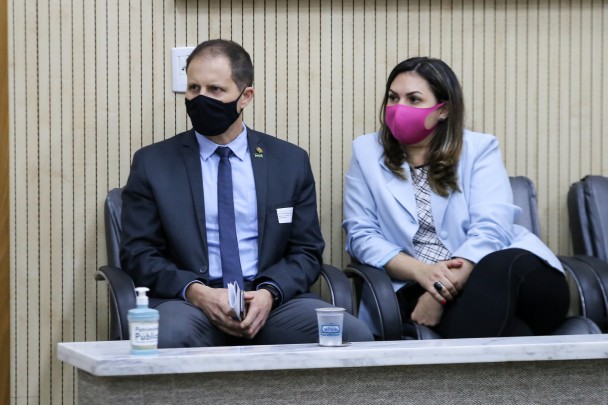 Os defensores públicos, Deisi Sartori e Jader Paluchovski, acompanharam a sessão da tribuna de honra.