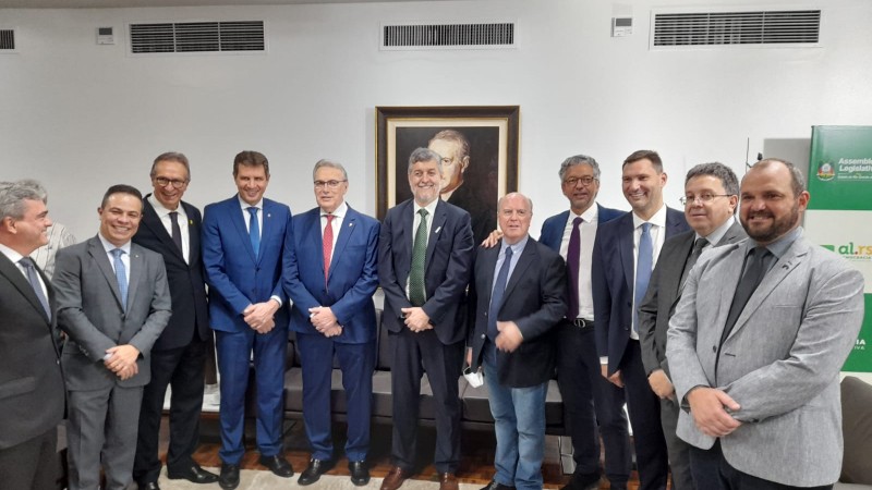 Parlamentares e representantes de instituições reunidos.