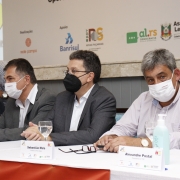 defensor público geral ao lado do prefeito de porto alegre e do representante do tribunal de justiça do rs