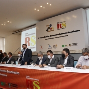 imagem da mesa de abertura, composta por autoridades, e o deputado gabriel souza discursando