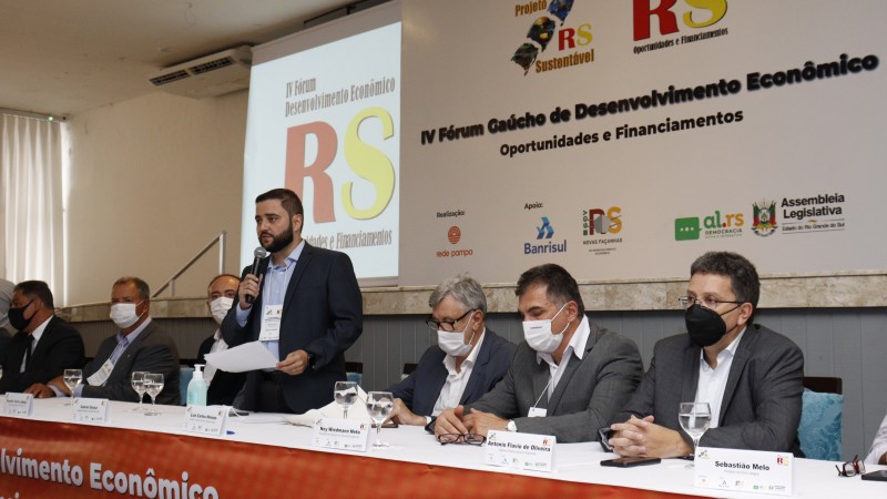 foto da mesa de abertura e o deputado gabriel souza discursando