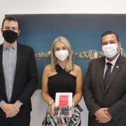 O livro nasceu a partir da tese de doutorado da defensora