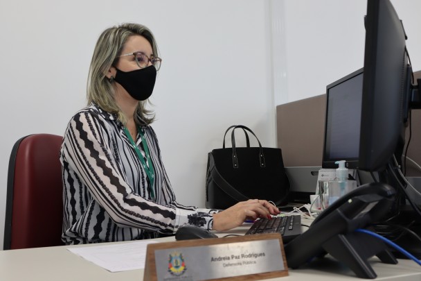 Defensora pública Andreia Paz Rodrigues, dirigente do NUDECA